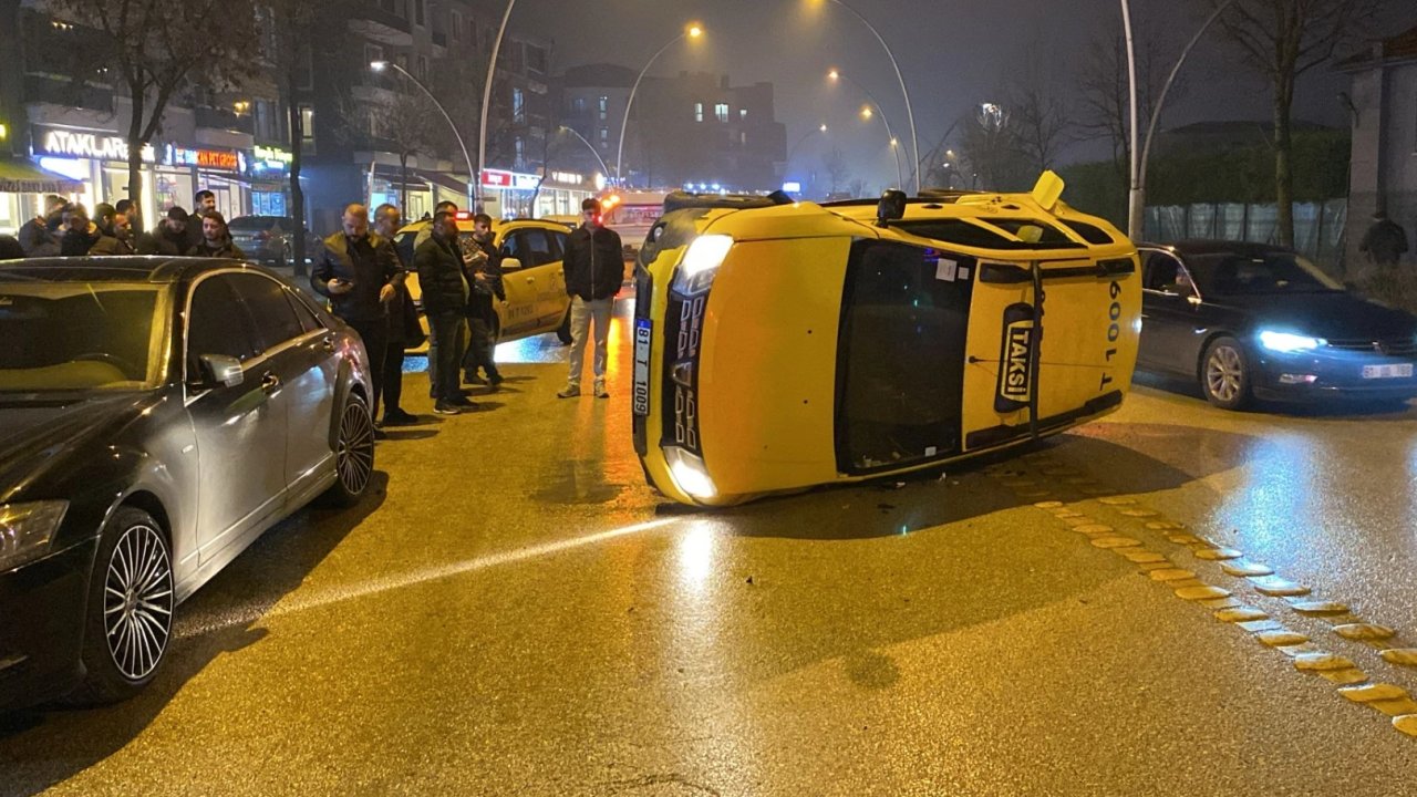 Düzce'de ticari taksi park halindeki araca çarpıp devrildi!