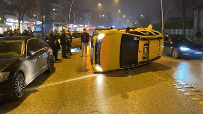Düzce'de ticari taksi park halindeki araca çarpıp devrildi!