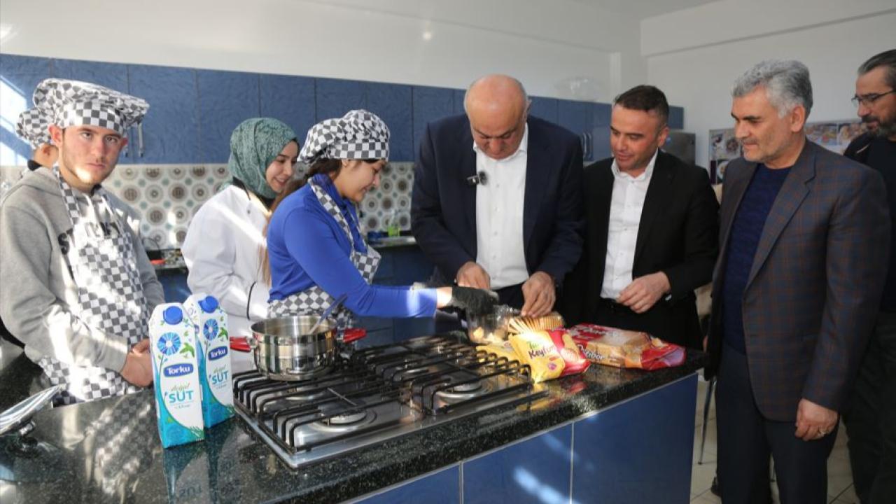 Erkoyuncu özel çocuklarla buluştu