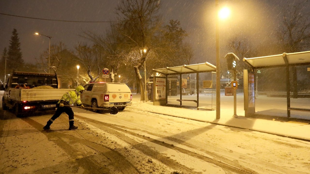 Gaziantep’te ulaşım için karla mücadele çalışmaları aralıksız sürüyor