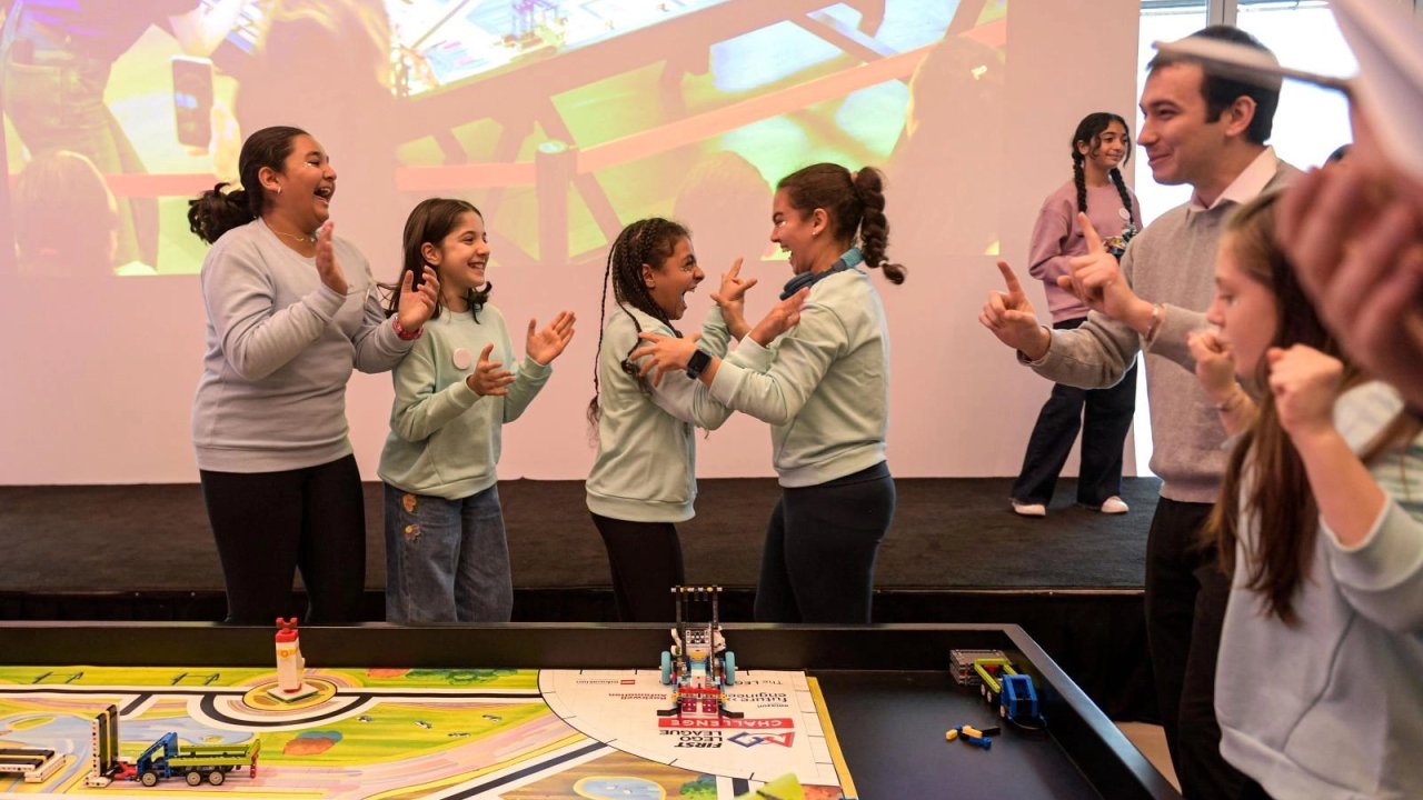 Geleceğin mühendis kızları, yaratıcılığı İzmir'de teknolojiyle buluşturdu