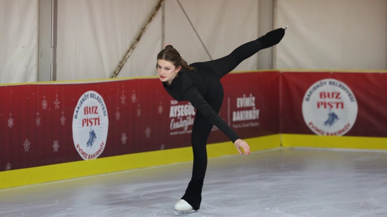 İstanbul Bakırköy’de açılan Buz Pisti’ne büyük ilgi
