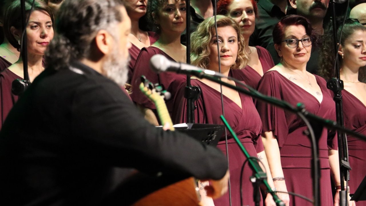 İstanbul Maltepe&#039;de usta yorumcu Ruhi Su unutulmadı