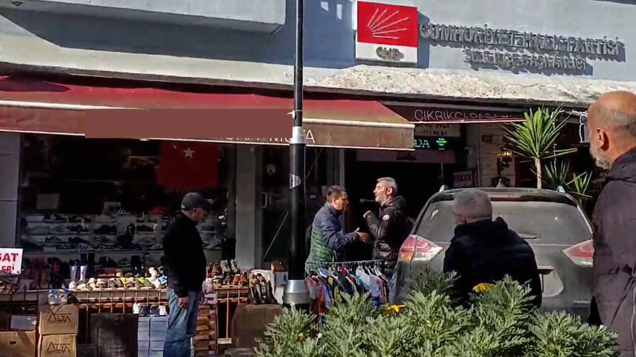 İstanbul Şile'de CHP önünde 'kızıma küfür ettiler' diye bağıran kişi gözaltına alındı