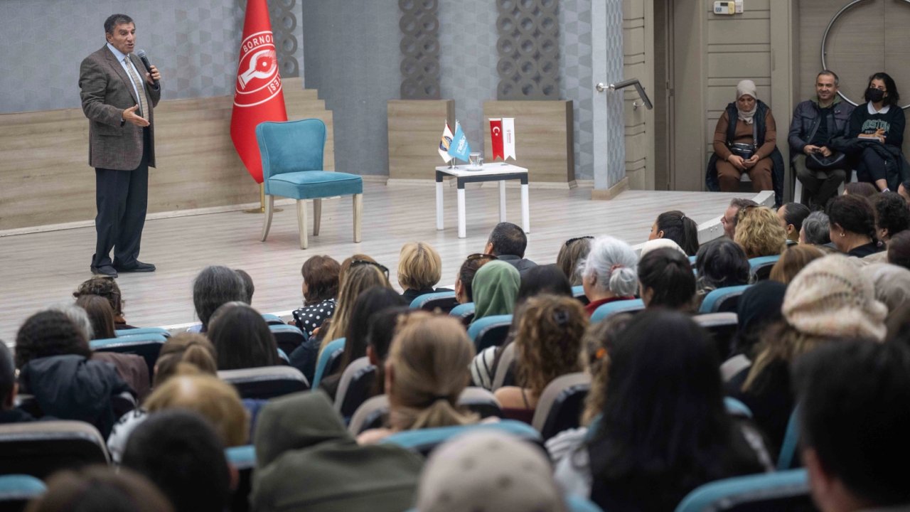 İzmir Bornova&#039;da Prof. Dr. Üstün Dökmen ile ilham veren buluşma