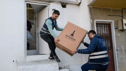 İzmir Büyükşehir'in kış destek paketleri ulaştırılıyor