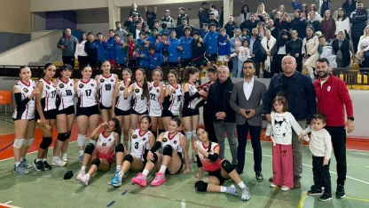 İzmir Çiğli'nin voleybol takımları ligin zirvesinde