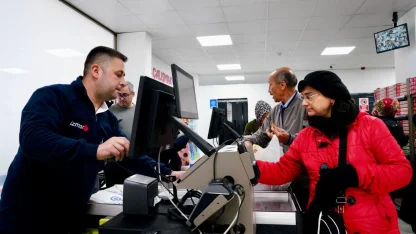 İzmir Tire'ye açılan mağaza yeni yıl hediyesi oldu