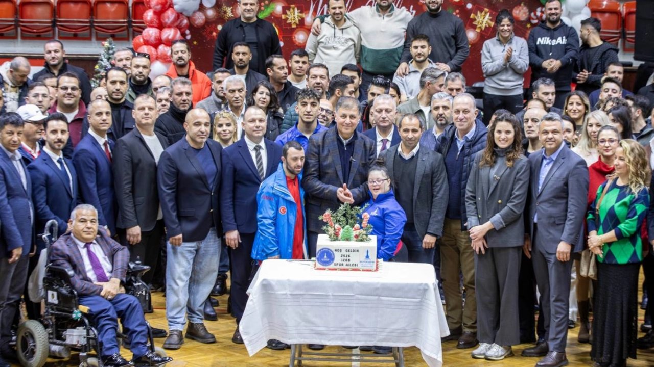 İzmir'de Başkan Tugay, yeni yıl öncesi sporcularla bir araya geldi