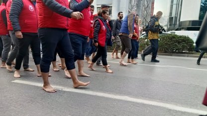 İzmir'de çıplak ayaklı protesto!