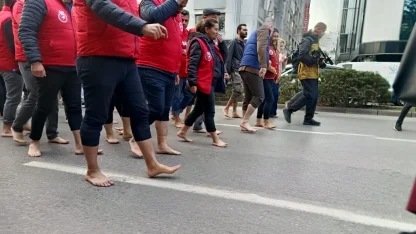 İzmir'de çıplak ayaklı protesto!