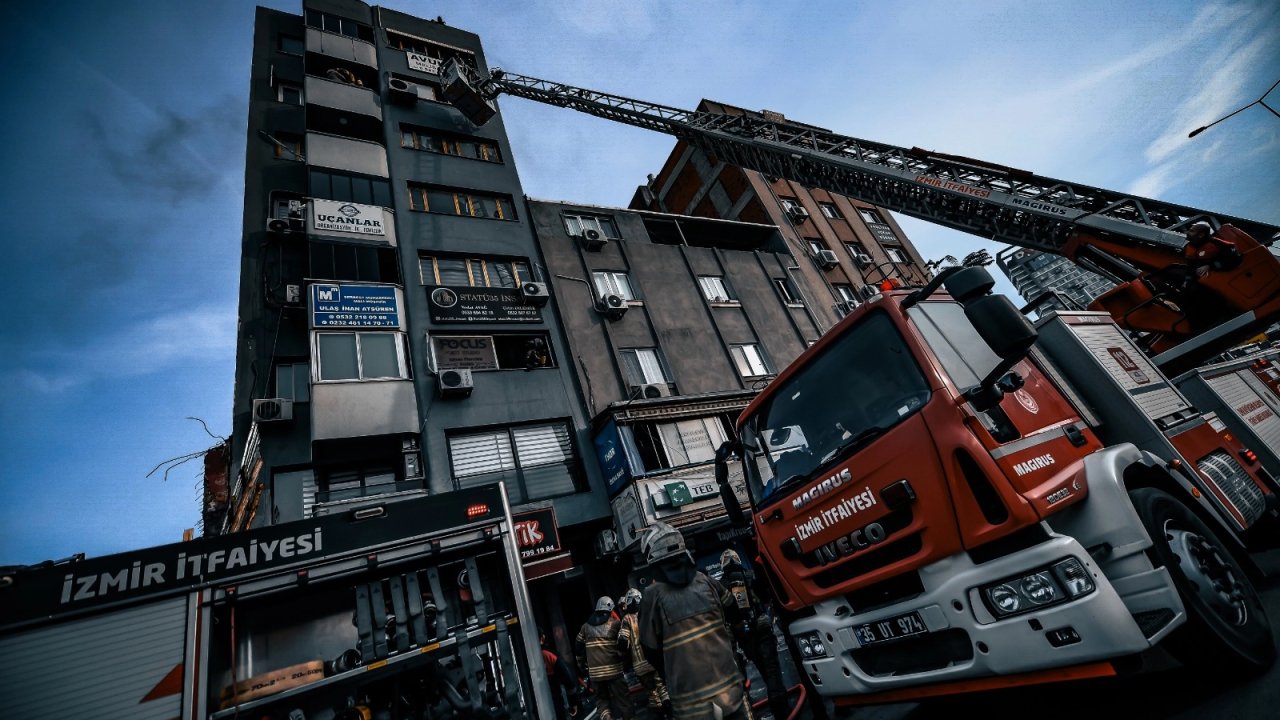 İzmir&#039;de iş hanını alevler sardı, itfaiye 12 kişiyi kurtardı
