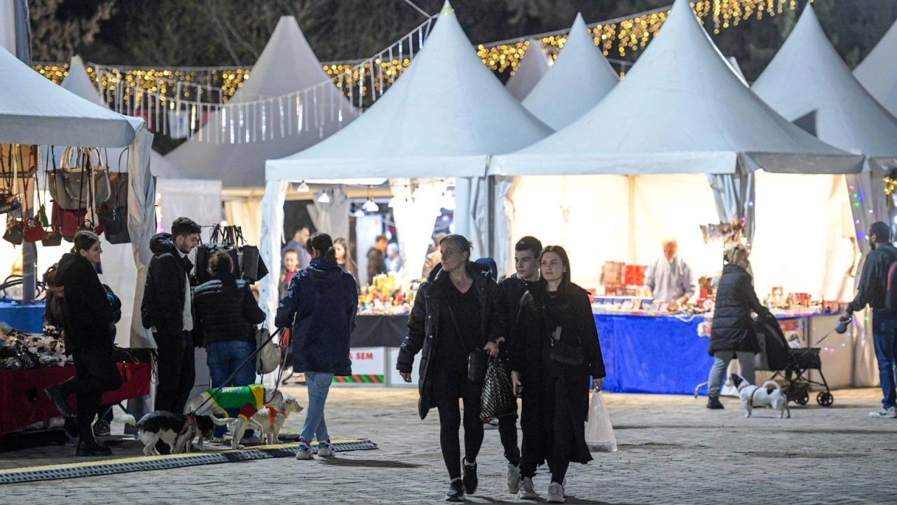 İzmir&#039;de Kültürpark’a yeni yıl ruhu geldi