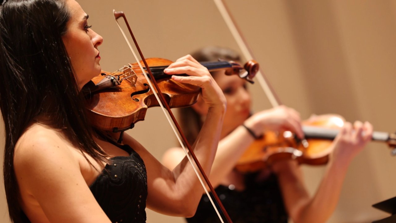 İzmir'de Türk bestecilerinin eserleri ayakta alkışlandı
