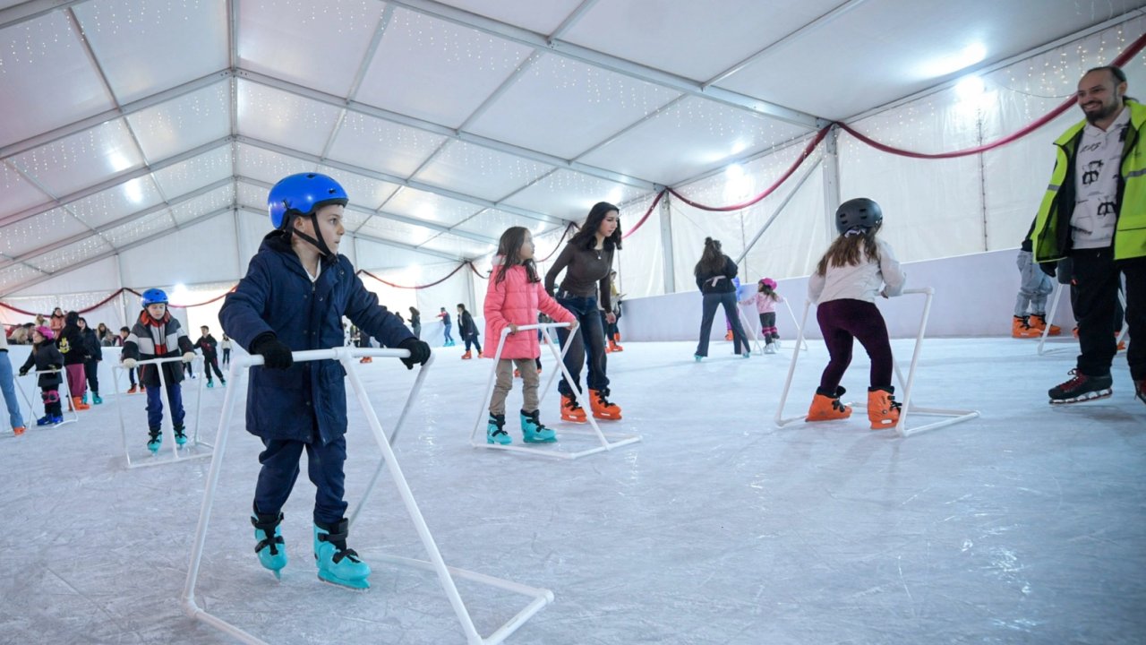 İzmirliler buz pistlerini sevdi