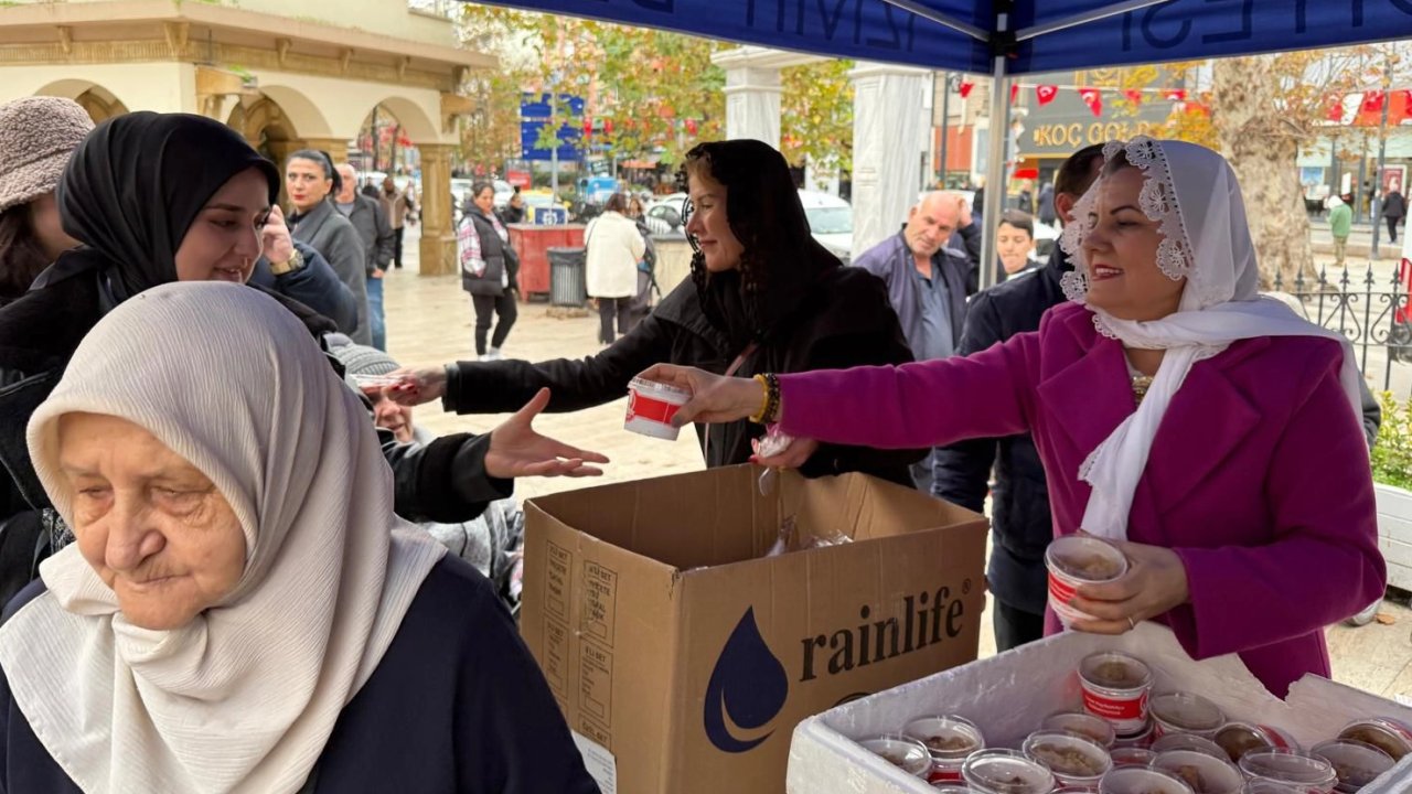 İzmit'te vatandaşlara helva ikramı
