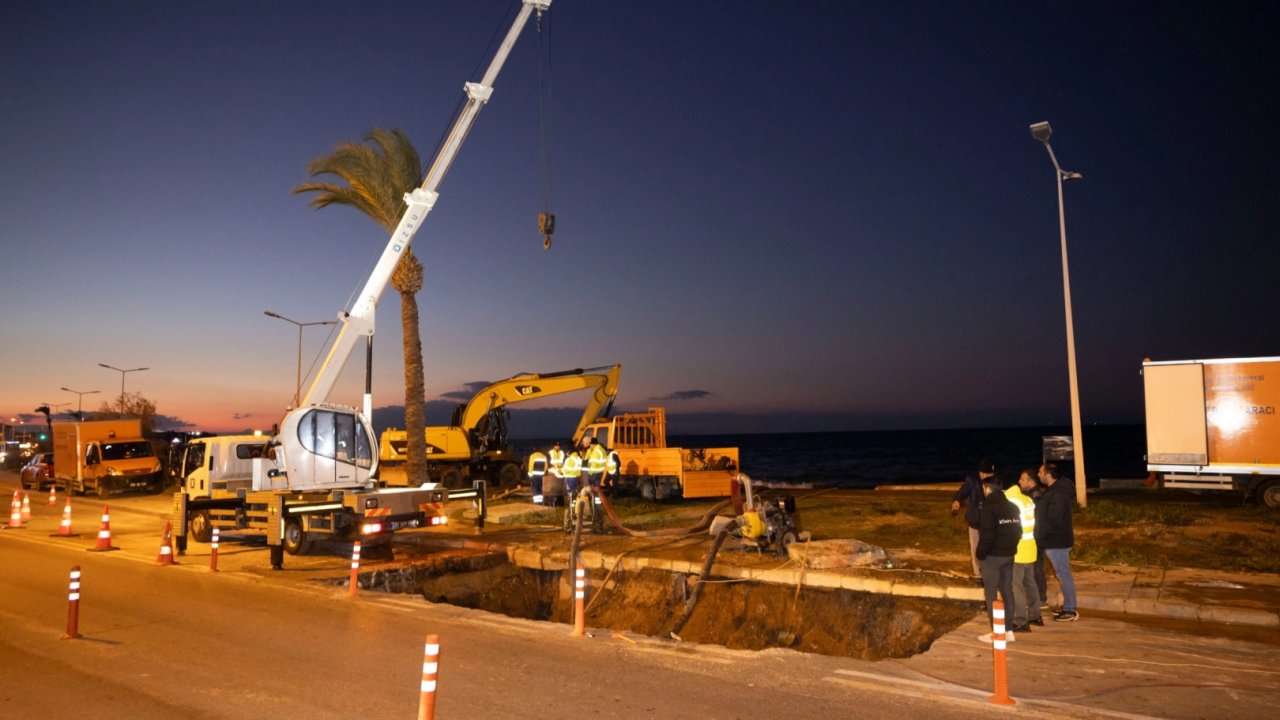 İZSU ekipleri Güzelbahçe–Narlıdere ana iletim hattındaki arızayı giderdi