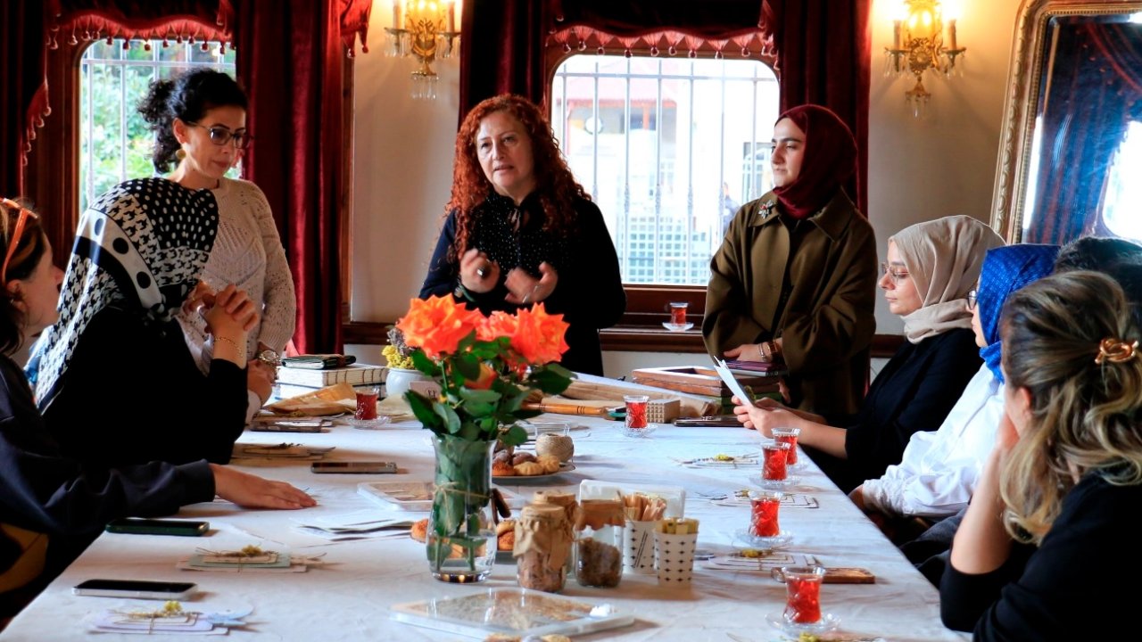 Kağıda taşınan gül figürleri Kocaeli’de sanatseverleri etkiledi