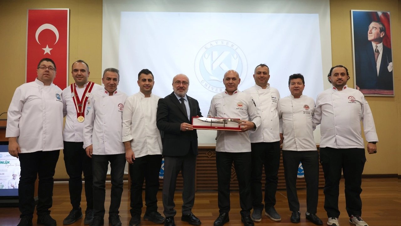 KAYÜ Aşçılık öğrencileri önlüklerini giydi