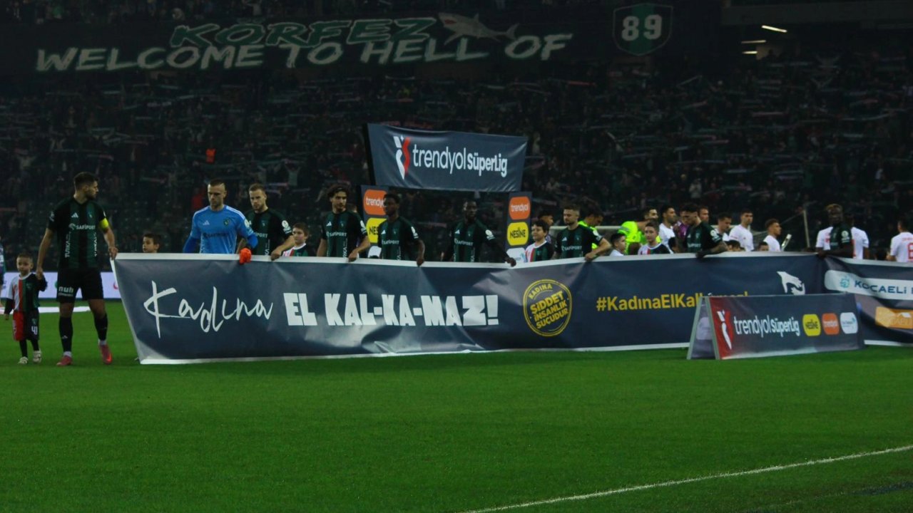 Kocaeli Stadyumu'nda futbolcular kadına şiddete karşı birleşti