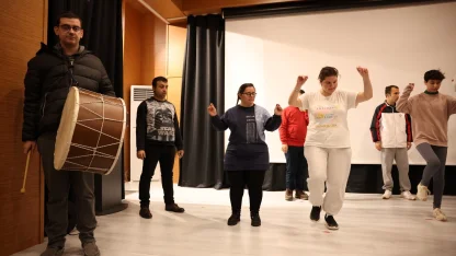 Kocaeli'de engelleri aşan adımlar sahneye taşınıyor