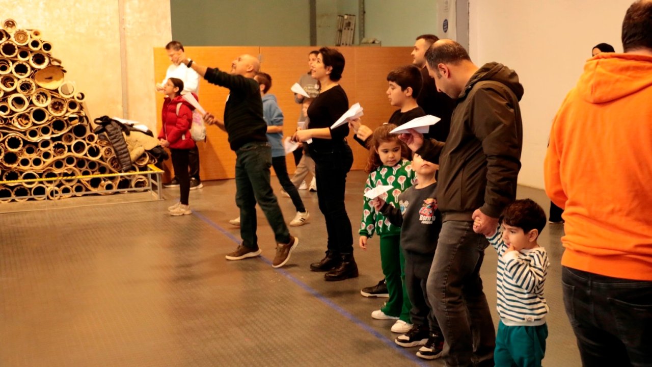 Kocaeli&#039;de kâğıt uçaklar geleceğin hayallerine havalandı