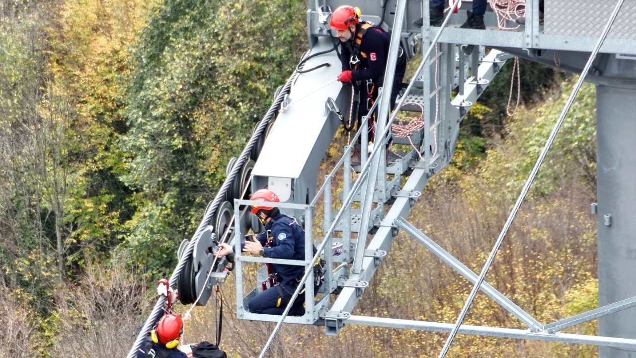 Kocaeli&#039;de teleferik hattında nefes kesen kurtarma tatbikatı