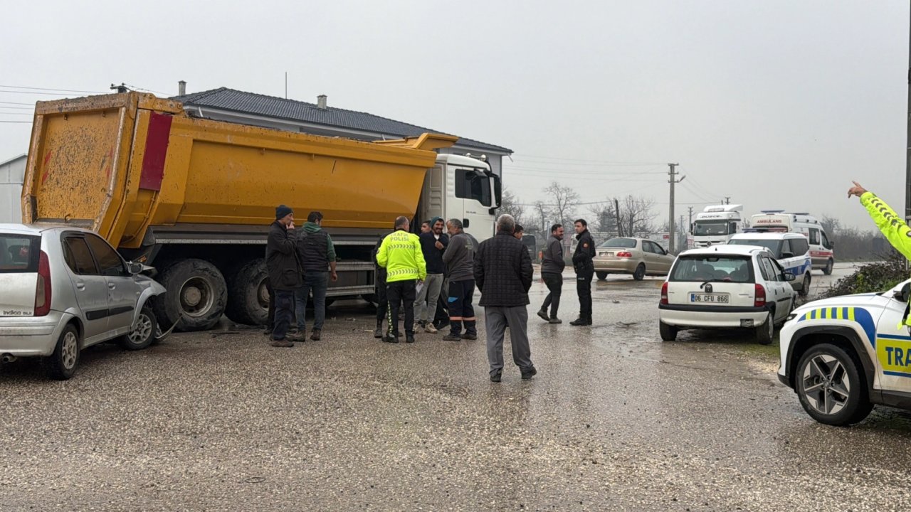 Kuzey Çevre Yolu'nda kamyon ile otomobil çarpıştı