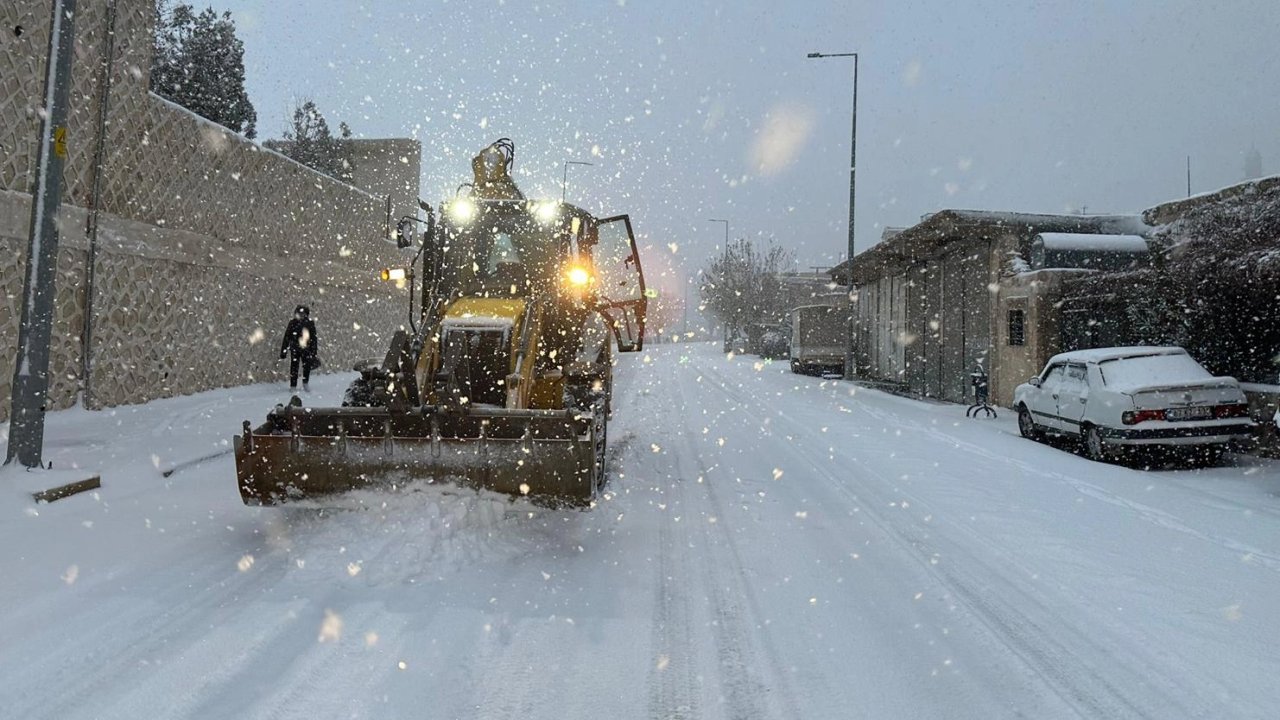 Mardin Artuklu karla mücadele için sahada