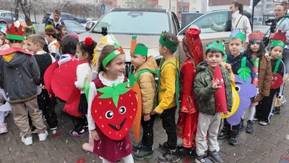 Memduh Büyükkılıç öğrencilere Togg'u tanıttı