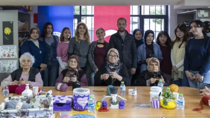 Mersin’de alzheimer hastaları sanatla hayata dokunuyor