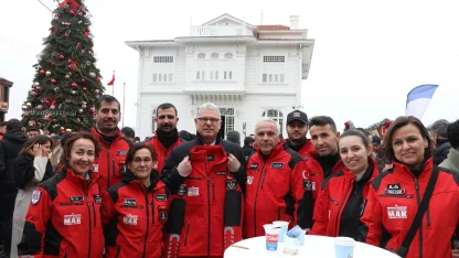 Mudanya'da belediye çalışanları yeni yılı Mütareke Meydanı'nda karşıladı