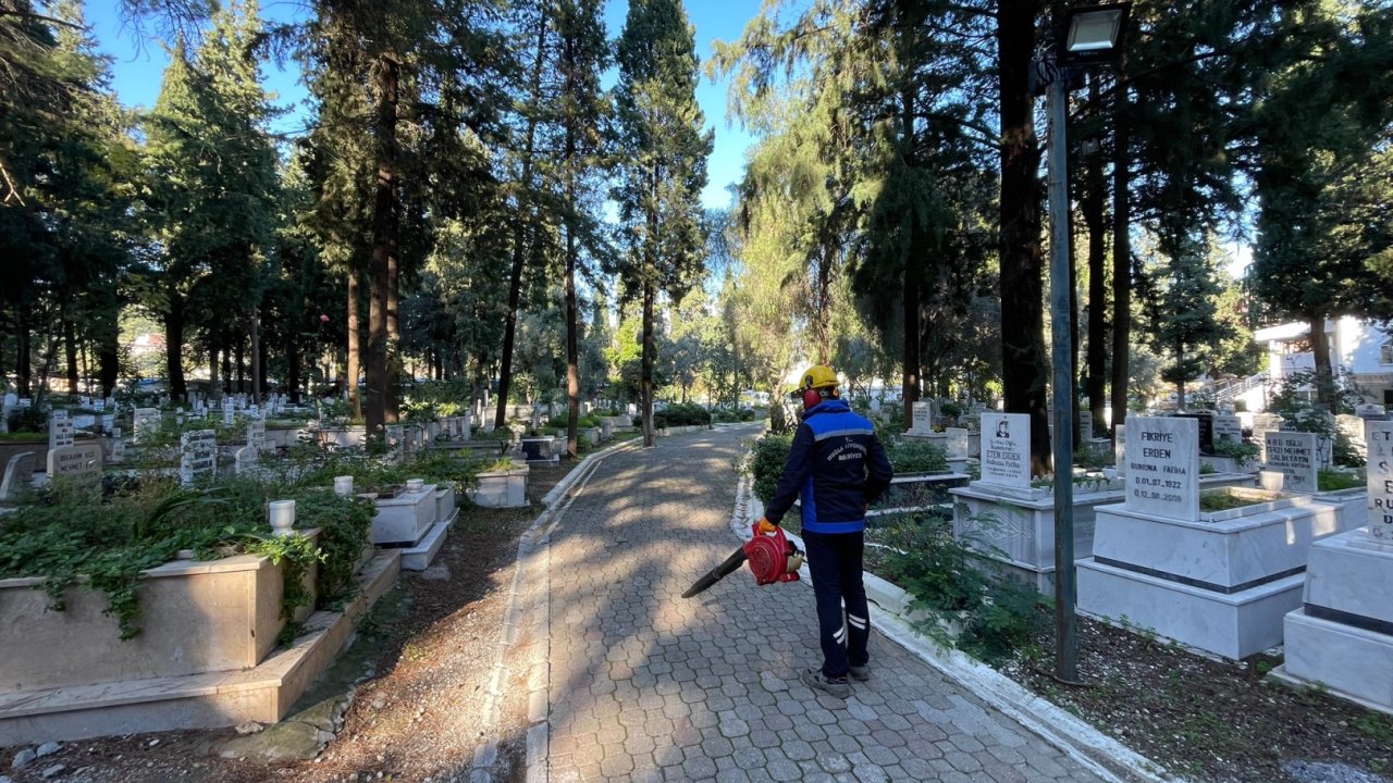 Muğla Büyükşehir'den mezarlıklarda kapsamlı bakım