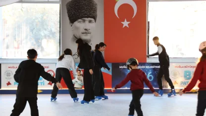 Muğla'da buz paten pistiyle yeni yılı karşılıyor