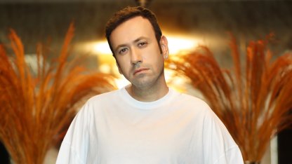 Murat Dalkılıç’tan yılın sürprizi! Sahne ve medya Özgür Aras’a emanet