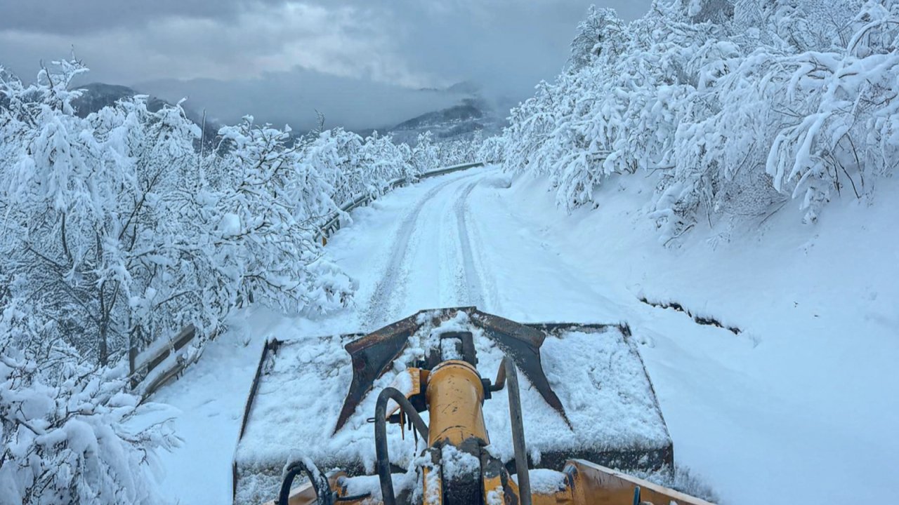 Sakarya’da karla mücadele: 31 yol açıldı
