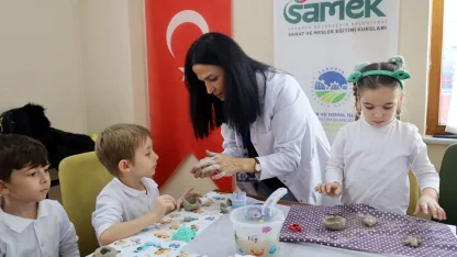 Sakarya'da minikler seramikle, gençler tezhiple tanıştı