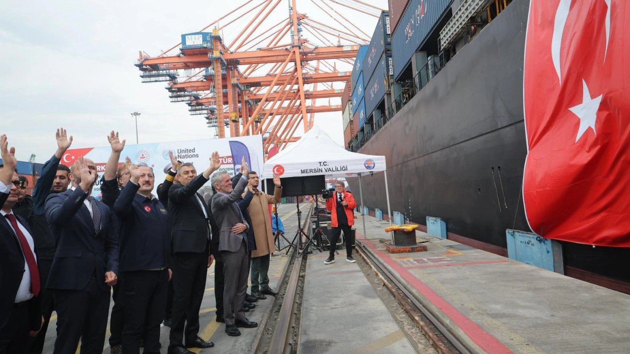 Sudan&#039;a büyük insani destek... 30 bin çadırın ilk bölümü &#039;İyilik Gemisi&#039; ile yola çıktı