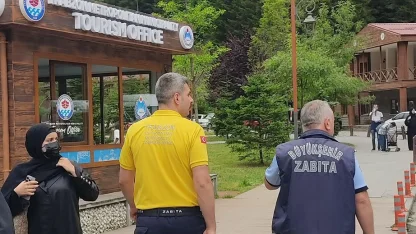 Turistlerin yüzü zabıta ile güldü