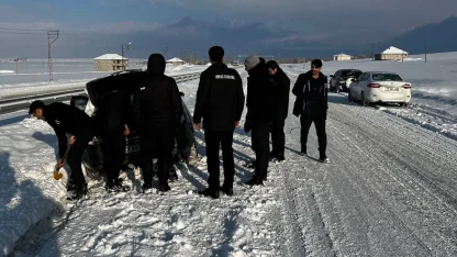 Ağrı'da infaz ve koruma memurlarından yol yardımı