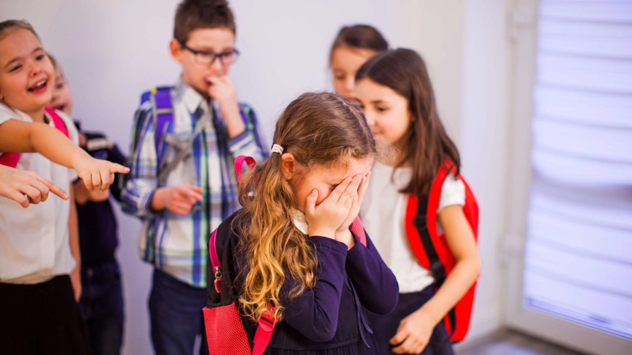 Akran zorbalığının temeli çoğu zaman evde atılıyor