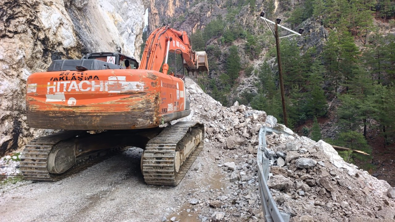 Alanya’da heyelan sonrası yol ulaşıma açıldı