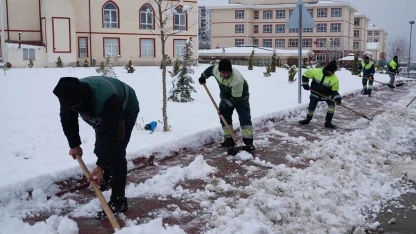 Ankara Keçiören'de kar küreme ve tuzlama seferberliği