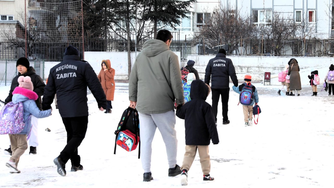 Ankara Keçiören’de karla mücadele ekipleri okulları güvende tutuyor