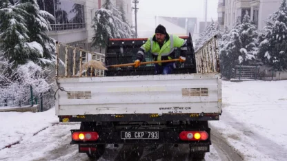 Ankara Keçiören'de karla mücadele seferberliği