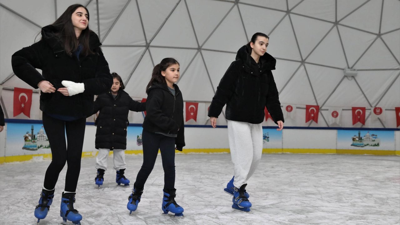 Ankara Keçiören’de sömestir eğlencesi gerçek buz pistinde