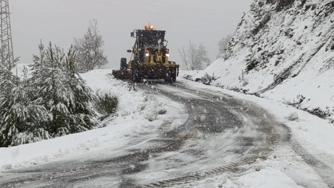 Antalya Büyükşehir ekipleri kapanan yolları iş makineleriyle açıyor