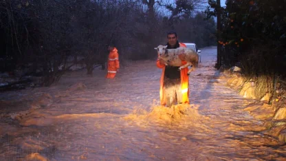Antalya Büyükşehir ekipleri yağmur ve fırtınaya karşı seferber oldu