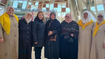 Başkan Tekin umre yolcularını dualarla uğurladı