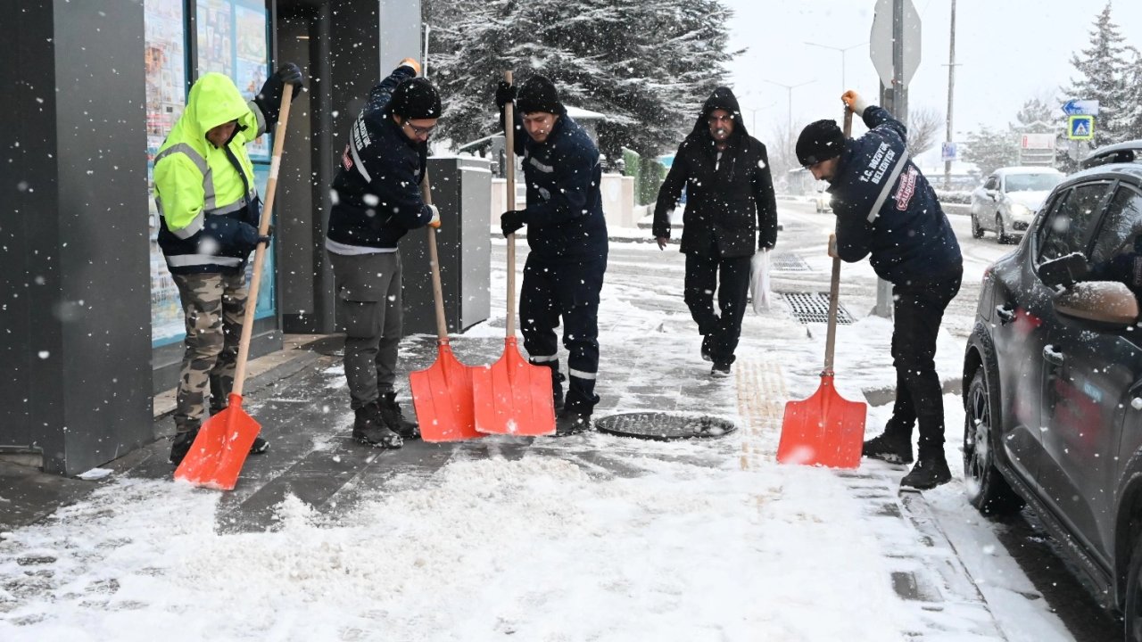 Bielcik Bozüyük’te karla mücadele çalışmaları başladı